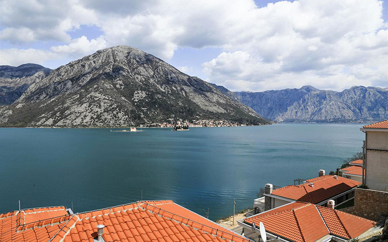 Kostanjica i pogleda na ostrva i Perast - Crna Gora