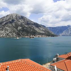 Kostanjica i pogleda na ostrva i Perast - Crna Gora